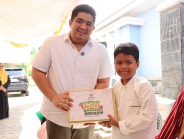 Bupati Roby saat foto bersama salah satu peserta khitan massal.(Foto : Humpro Pemkab Bintan)