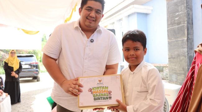 Bupati Roby saat foto bersama salah satu peserta khitan massal.(Foto : Humpro Pemkab Bintan)