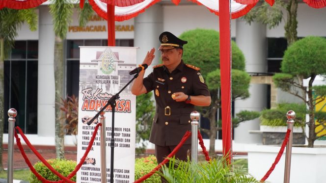 
					Kajati Kepri saat memimpin upacara hari Pahlawan Nasional 2025.(foto : Bidang Penkum Kejati Kepri)