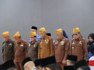Suasana khidmat upacara hari pahlawan nasional 2025.(foto : Humpro Pemkab Bintan)