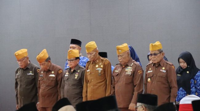Suasana khidmat upacara hari pahlawan nasional 2025.(foto : Humpro Pemkab Bintan)