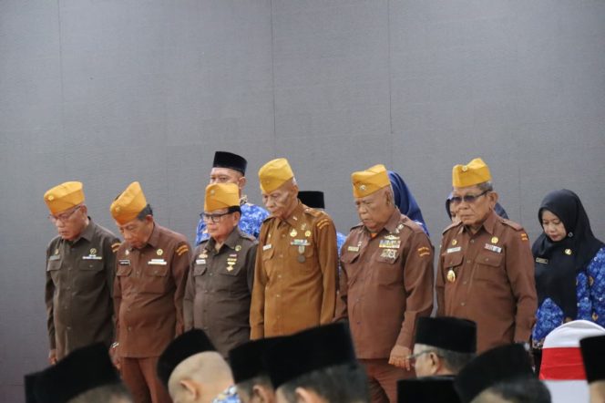 
					Suasana khidmat upacara hari pahlawan nasional 2025.(foto : Humpro Pemkab Bintan)