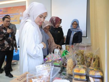 Ketua TP PKK Bintan saat meninjau produk UMKM di Bintan.(foto : Humpro Pemkab Bintan)