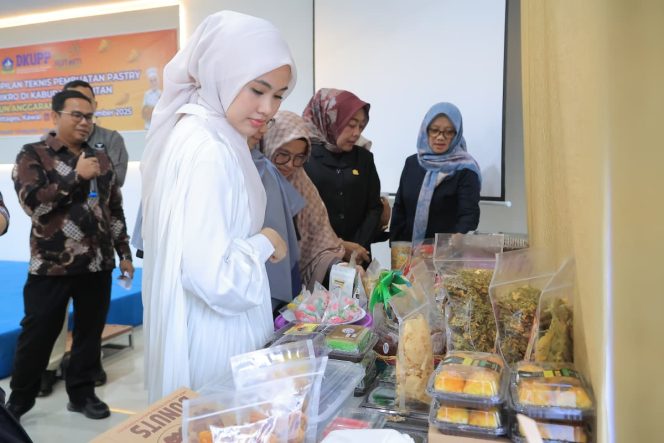 
					Ketua TP PKK Bintan saat meninjau produk UMKM di Bintan.(foto : Humpro Pemkab Bintan)