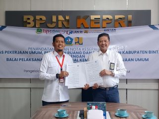 Kepala Dinas PUPR Bintan dan Kepala BPJN Kepri usai menandatangani perjanjian kerjasama.(foto : Humpro Pemkab Bintan)