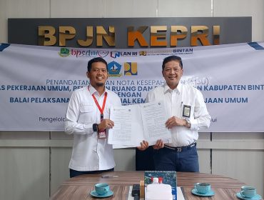 Kepala Dinas PUPR Bintan dan Kepala BPJN Kepri usai menandatangani perjanjian kerjasama.(foto : Humpro Pemkab Bintan)