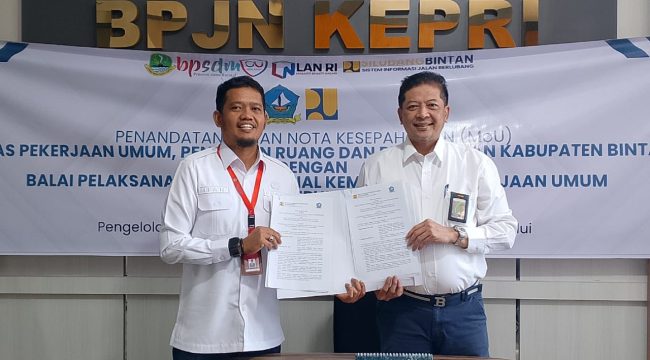 Kepala Dinas PUPR Bintan dan Kepala BPJN Kepri usai menandatangani perjanjian kerjasama.(foto : Humpro Pemkab Bintan)