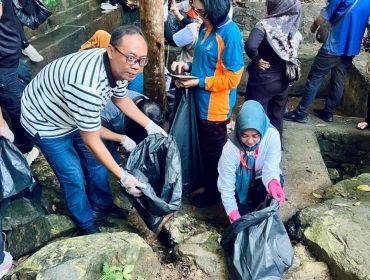 Kepala DLH Bintan saat mengikuti giat bersih - bersih lingkungan.(foto : Humpro Pemkab Bintan)