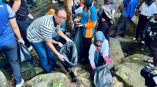 Kepala DLH Bintan saat mengikuti giat bersih - bersih lingkungan.(foto : Humpro Pemkab Bintan)