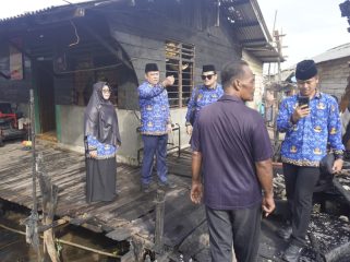 Sekda Roni saat meninjau lokasi kebakaran.(foto : Humpro Pemkab Bintan)