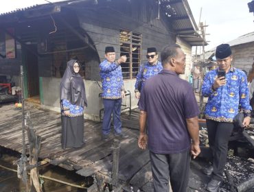 Sekda Roni saat meninjau lokasi kebakaran.(foto : Humpro Pemkab Bintan)