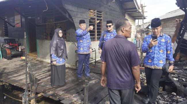 Sekda Roni saat meninjau lokasi kebakaran.(foto : Humpro Pemkab Bintan)
