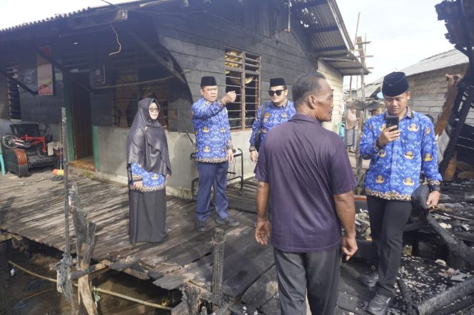 
					Sekda Roni saat meninjau lokasi kebakaran.(foto : Humpro Pemkab Bintan)