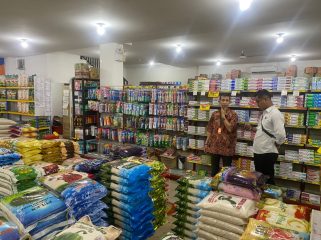 Suasana anggota Satgas Pangan Polresta Tanjungpinang Lakukan Pengecekan harga beras di salah satu minimarker, Senin (10/11/2025). (Humas Polres Tanjungpinang)