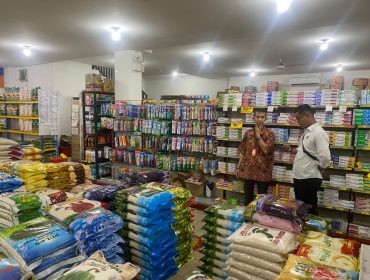 Suasana anggota Satgas Pangan Polresta Tanjungpinang Lakukan Pengecekan harga beras di salah satu minimarker, Senin (10/11/2025). (Humas Polres Tanjungpinang)