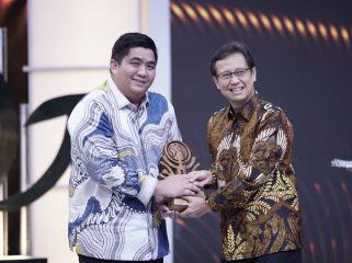 Bupati Roby saat menerima penghargaan.(Foto : Humpro Pemkab Bintan)