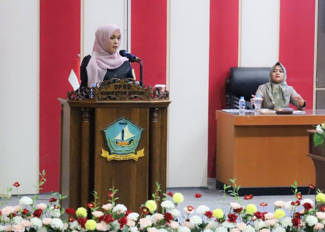 
					Deby Maryanti saat sidang paripurna.(foto : Humpro Pemkab Bintan)