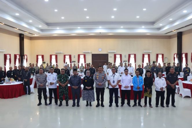 
					Kadis PTSP Kepri, Hasfarizal Handra foto bersama usai ikuti FGD di Mapolda Kepri, Rabu (12/11/2025).