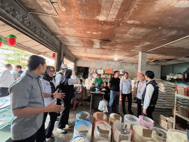 
					Tim Satgas Pangan Polresta Tanjungpinang bersama sejumlah instansi terkait melakukaninspeksi ke sejumlah pengecer dan toko di Kota Tanjungpinang pada Rabu (12/11/2025). (Humas Polres Tanjungpinang)