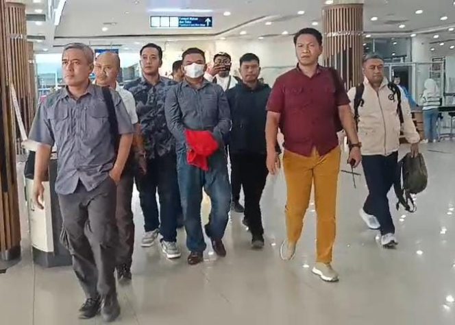 
					Tim Tabur Kejati Kepri saat menggiring buronan yang berhasil ditangkap.(foto : Humas Kejati Kepri)