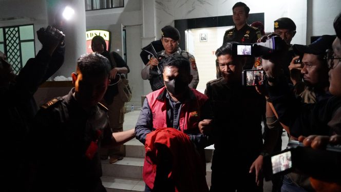 
					Tim Penyidik Kejati Kepri saat menggiring tersangka.(foto Humas Kejati Kepri)