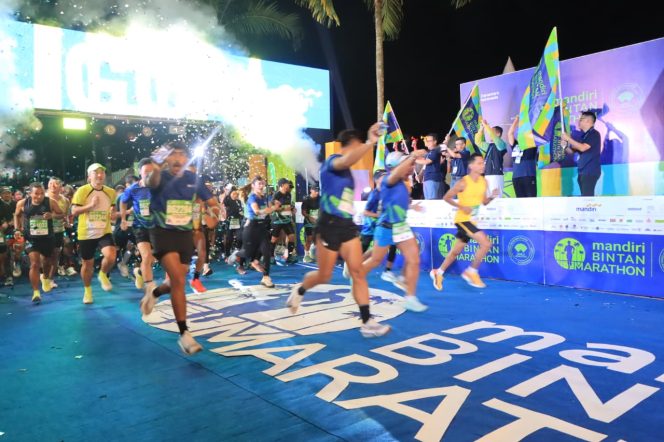 
					Suasana peserta Mandiri Bintan Marathon mulai berlari dari garis start, di kawasan Lagoi Bay, Bintan Resorts, Minggu (09/11/2025). (Diskominfo  Kepri)