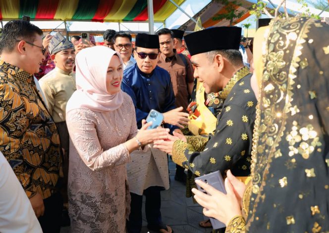 
					Deby Maryanti memberikan selamat atas gelar yang diberikan kepada Ketua MPR.(foto : Humpro Pemkab Bintan)