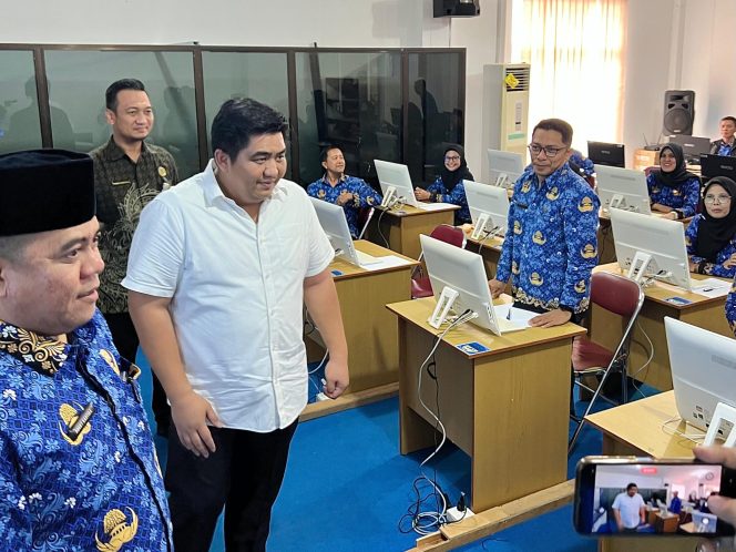 
					Bupati Roby saat meninjau proses Assesment.(foto : Humpro Pemkab Bintan)
