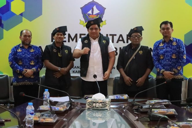 
					Foto bersama Bupati Bintan dan Satgas PMI Bintan.(foto : Humpro Pemkab Bintan)