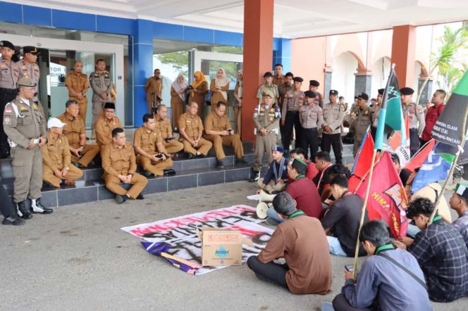 
					Sambil lesehan, Sekda Bintan terima aspirasi para mahasiswa.(foto : Humpro Pemkab Bintan)