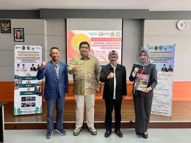 
					Bupati Roby foto bersama para peserta Seminar.(foto : Humpro Pemkab Bintan)