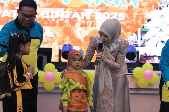 
					Bunda Paud Bintan berinteraksi dengan peserta.(foto : Humpro Pemkab Bintan)