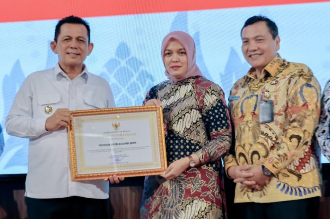 
					Deby Maryanti saat menerima penghargaan dari Gubernur Kepri.(Foto Humpro Pemkab Bintan)