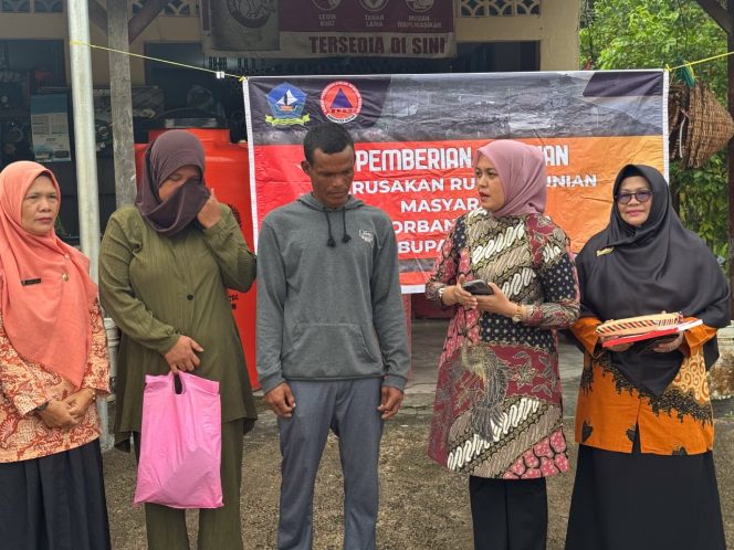 
					Wabup Deby saat menyemangati korban rumah roboh.(Foto : Humpro Pemkab Bintan)