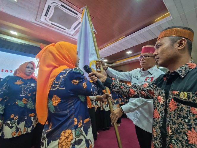 
					Ketua Ady Indra Pawennari menyerahkan pataka KISS Kepri kepada ketua KISS Kepri.(Foto : M.Nazarullah)