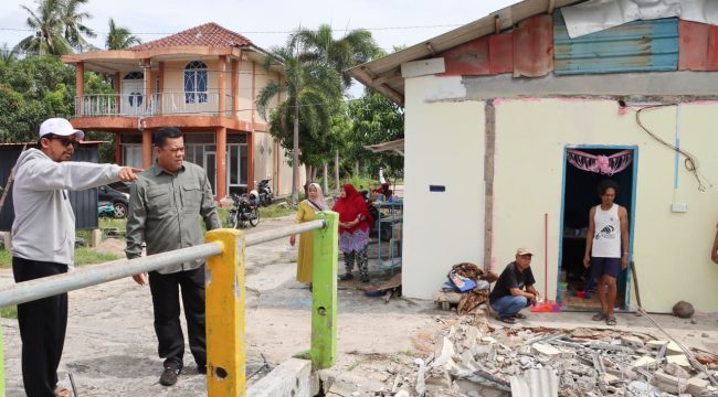 Sekda Roni saat meninjau lokasi rumah roboh.(Foto : Humpro Pemkab Bintan)