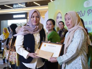 Wabup Deby saat menyerahkan bantuan.(Foto : Humpro Pemkab Bintan)