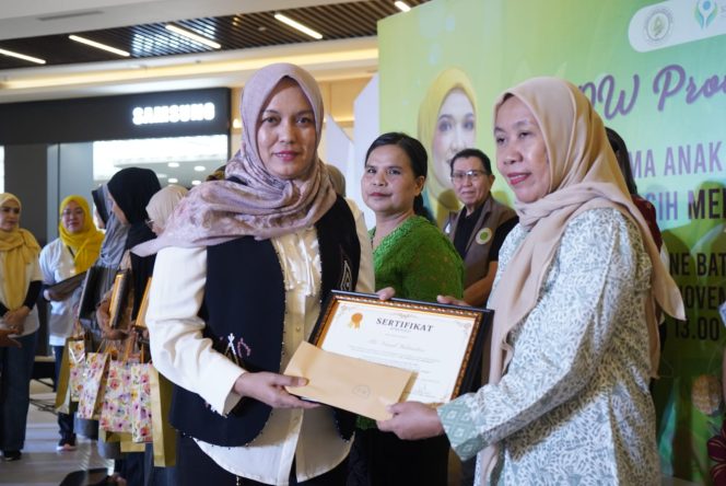 
					Wabup Deby saat menyerahkan bantuan.(Foto : Humpro Pemkab Bintan)