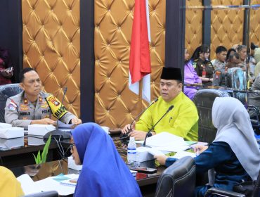 Sekda Roni saat memimpin rapat.(Foto : Humpro Pemkab Bintan)