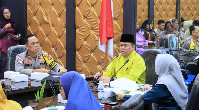 Sekda Roni saat memimpin rapat.(Foto : Humpro Pemkab Bintan)