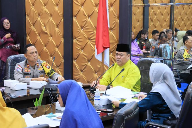 
					Sekda Roni saat memimpin rapat.(Foto : Humpro Pemkab Bintan)