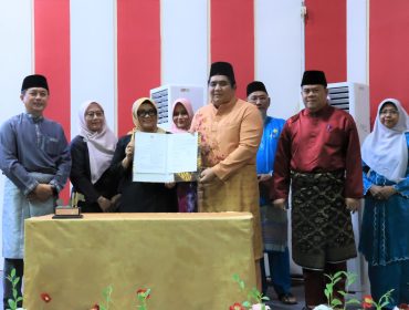 Bupati Roby dan Ketua DPRD Bintan.(Foto : Humpro Pemkab Bintan)