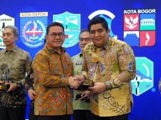 Bupati Bintan saat menerima penghargaan dari Mendag RI.(Foto : Humpro Pemkab Bintan)