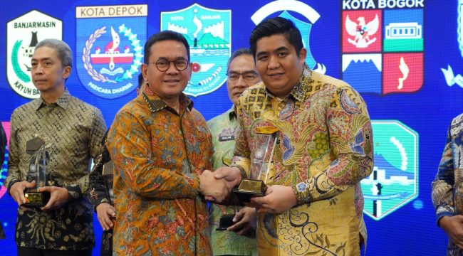 Bupati Bintan saat menerima penghargaan dari Mendag RI.(Foto : Humpro Pemkab Bintan)