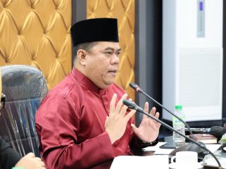 Sekda Roni saat FGD terkait seragam sekolah gratis di Bintan.(Foto : Humpro Pemkab Bintan)