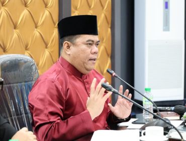 Sekda Roni saat FGD terkait seragam sekolah gratis di Bintan.(Foto : Humpro Pemkab Bintan)