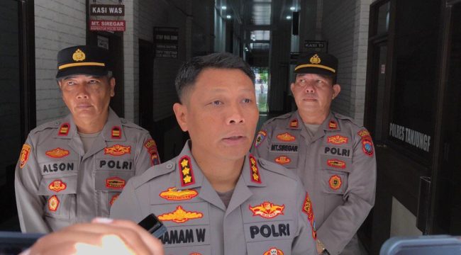 Kapolresta Tanjungpinang, Kombes Pol Hamam Wahyudi saat di wawancarai awak media, Selasa (04/11/2025). (Nuzli Rhamadhani)