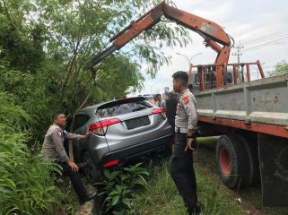 Suasana anggota Satlantas Polresta Tanjungpinang mengevakuasi mobil HRV menggunakan truk crane, di 
Jalan W.R. Supratman Kilometer 8, Kota Tanjungpinang, atau tepatnya di depan RSUD Raja Ahmad Thabib, Selasa (04/11/2025). (Nuzli Rhamadhani)
