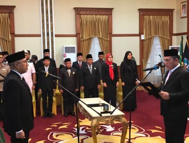 Suasana Gubernur Kepri, Ansar Ahmad saat melantik dan mengambil sumpah jabatan Luki Zaiman Prawira sebagai Penjabat (Pj) Sekretaris Daerah (Sekda) Provinsi Kepri, yang digelar di Gedung Daerah, Tanjungpinang, Rabu (05/11/2025). (Nuzli Rhamadhani)