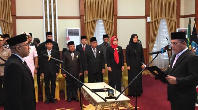 Suasana Gubernur Kepri, Ansar Ahmad saat melantik dan mengambil sumpah jabatan Luki Zaiman Prawira sebagai Penjabat (Pj) Sekretaris Daerah (Sekda) Provinsi Kepri, yang digelar di Gedung Daerah, Tanjungpinang, Rabu (05/11/2025). (Nuzli Rhamadhani)